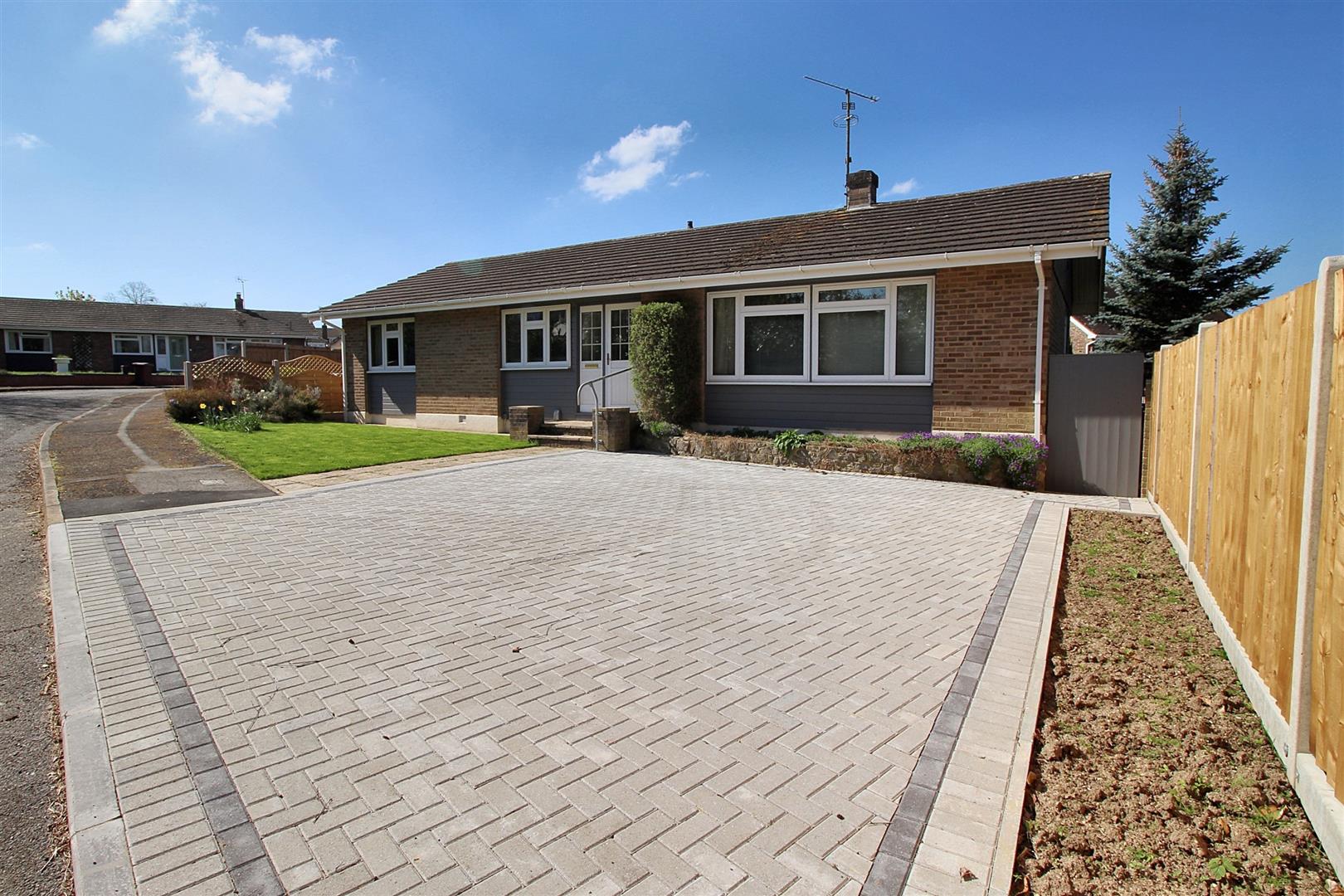 4 bed property in Southerndene Close, Reading